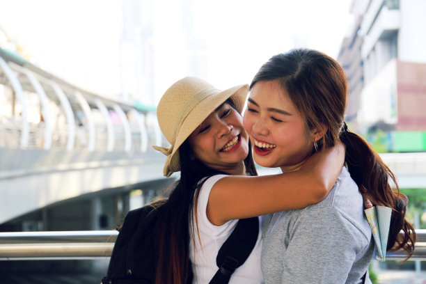 女商人在街上和商业伙伴聊天。图片下载