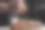 生肉块，牛排骨。一个男厨师的手把盐和香料放在一个黑色的背景上。图片下载