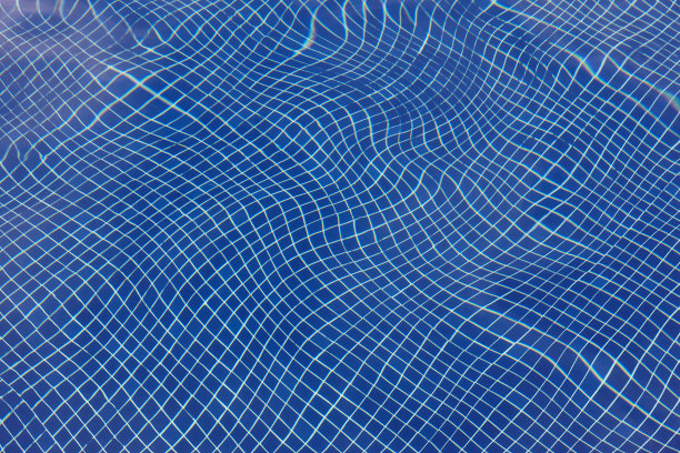 游泳池里水的倒影。放松的背景。挥舞着图片下载