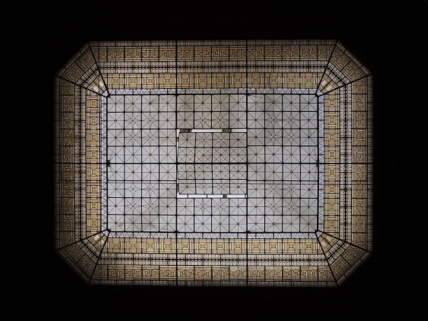 顶部图案上有玻璃天花板图片下载