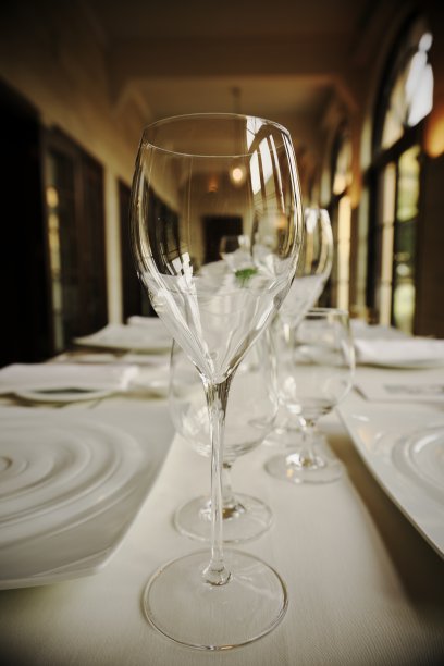 桌上放着玻璃杯图片下载