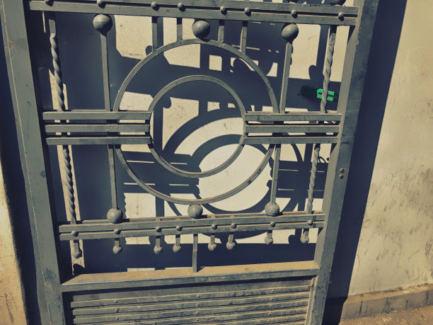 铁门装饰细节：第比利斯老建筑图片下载