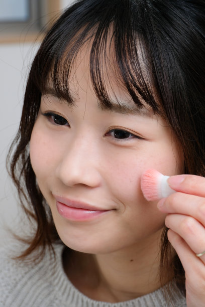 在脸颊上涂胭脂的女人图片下载