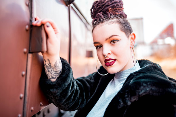 一个漂亮的时髦女孩站在火车旁的肖像图片下载
