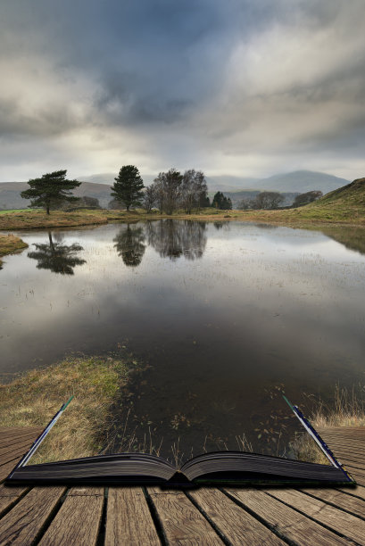 令人惊叹的风景图片，戏剧性的暴风雨云在凯利霍尔塔恩湖区在深秋的秋天下午出来的书页打开的故事书图片下载
