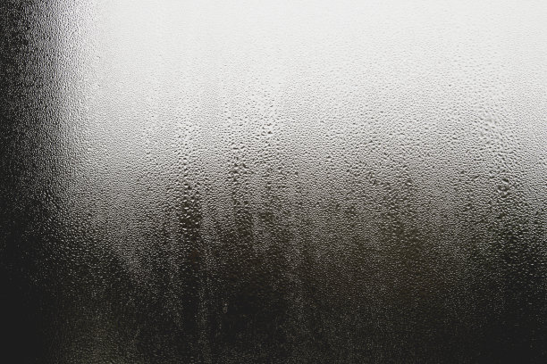 水珠凝结在窗户上图片下载