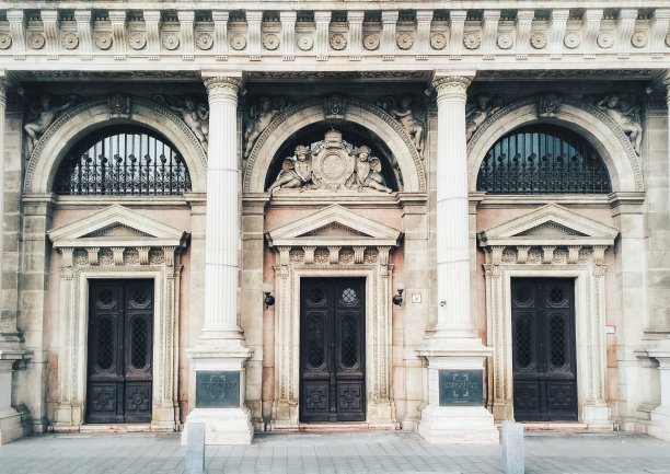 匈牙利布达佩斯科维努斯大学的大门。图片下载