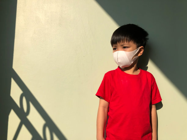 男孩使用防尘口罩折叠PM2.5防护口罩图片下载