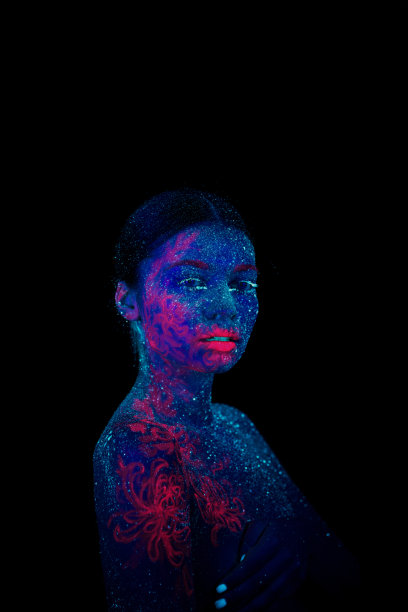 肩上和脸上有一只粉红色的水母。蓝色的皮肤。把头歪向肩膀，画着紫外线妆图片下载