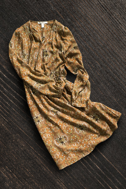 木制背景上的服饰图片下载