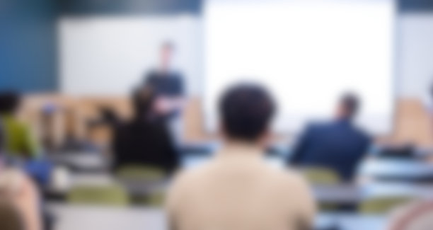 商务人士研讨会。演讲者在会议室向高管、企业家、投资者作报告。多元化多民族群体。技术教师与MBA课堂多元化培训。图片下载