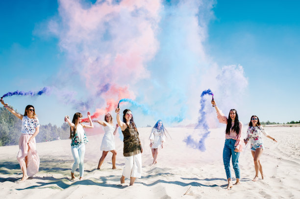 美丽快乐时尚性感的年轻女孩站，去，跑，跳在海滩上，举起彩色烟雾弹。烧毁。真诚的微笑。波西米亚风格的派对。少女晚上派对。未婚女子图片下载