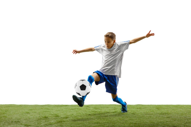 年轻的男孩与足球孤立在白色。足球运动员图片下载
