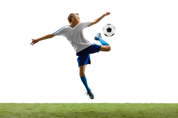 年轻的男孩与足球孤立在白色。足球运动员图片下载