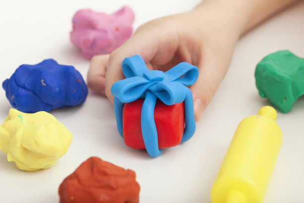 孩子玩橡皮泥，做一个礼品盒图片下载