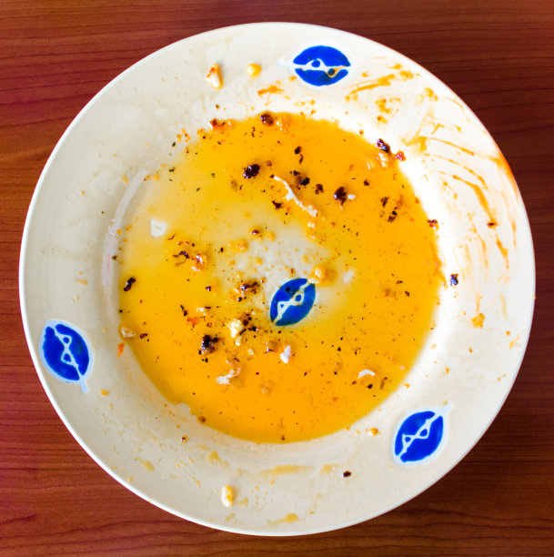 正上方拍摄的餐后脏盘子-坏脂肪油顶视图与食物剩饭和污渍-不健康的生活和饮食的概念图片下载