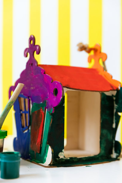 儿童工艺品建筑房子。丰富多彩的创造性的房子图片下载