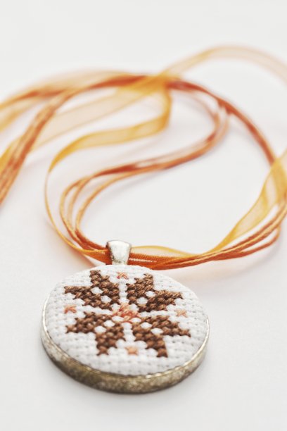 手工十字绣项链图片下载