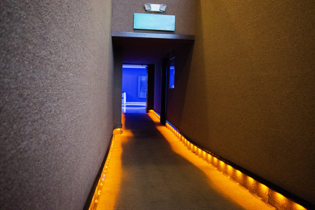 拉丁美洲电影院大厅入口，应急灯，公共空间，危地马拉。图片下载