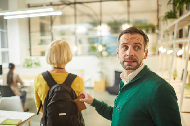 男人从包里偷钱包图片下载