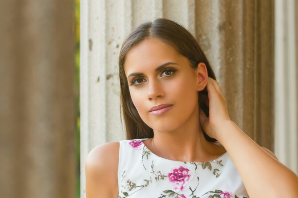 漂亮的黑发年轻女人穿着漂亮的衣服花图案。时尚照片。图片下载