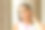 漂亮的黑发年轻女人穿着漂亮的衣服花图案。时尚照片。图片下载