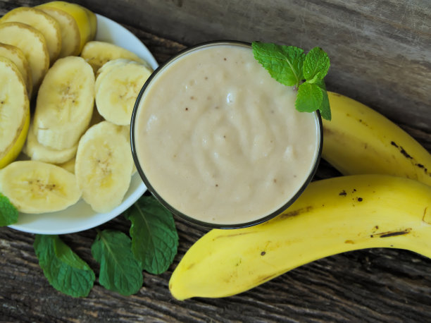 香蕉冰沙的木制背景。俯视图图片下载