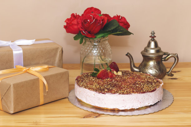 更特别的甜点是草莓巴伐利亚奶油(也叫巴伐利亚奶油)配阿拉伯茶壶，节日概念图片下载