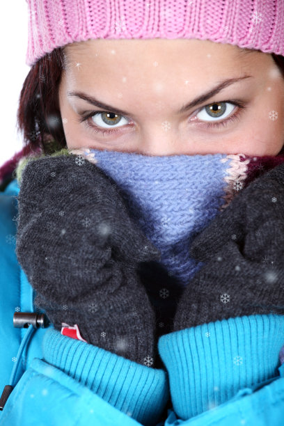 冬天里美丽的年轻女子图片下载