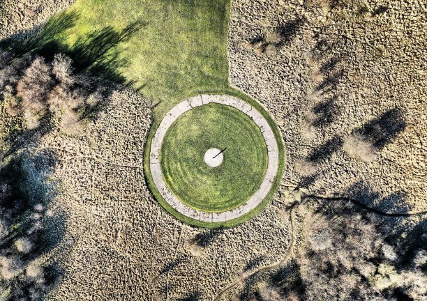 草坪和无人机驾驶员在上面图片下载