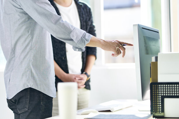 两位亚洲公司高管在办公室里讨论业务图片下载