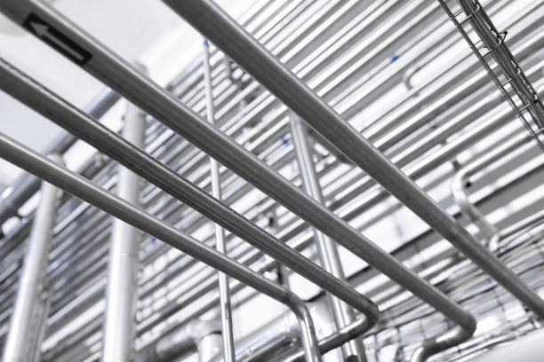 Chrome管道特写。工业背景图片下载