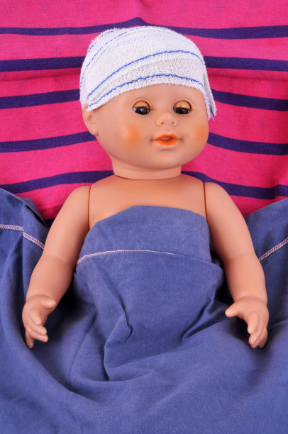 躺在床上受伤的孩子图片下载