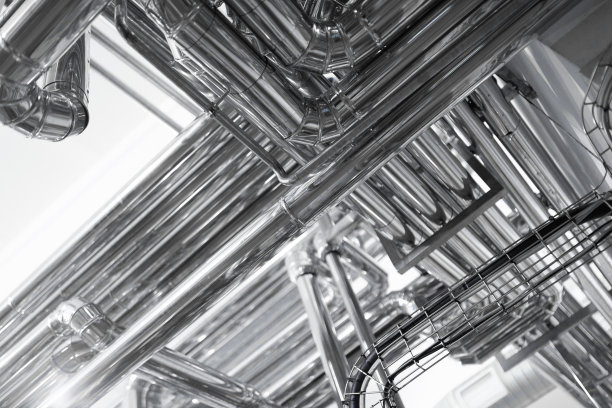 奶酪生产室内的工业管道和现代化设备图片下载