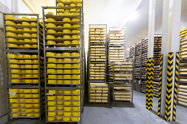 奶酪仓库里的奶酪架子图片下载