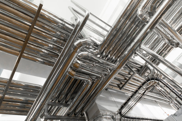 作为奶酪制作概念的一部分，工厂背景中的自动化设备图片下载