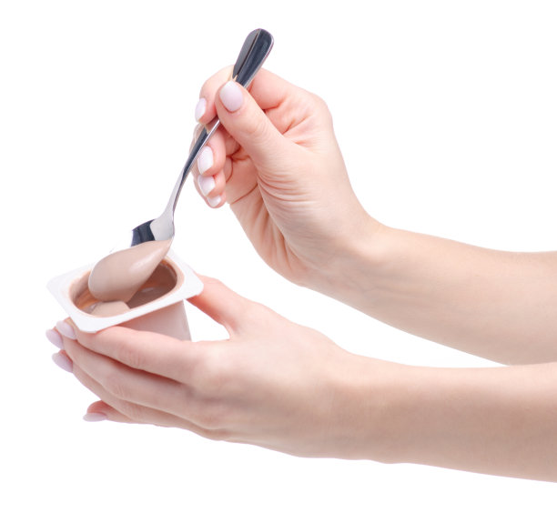 手里拿着巧克力松露酸奶图片下载