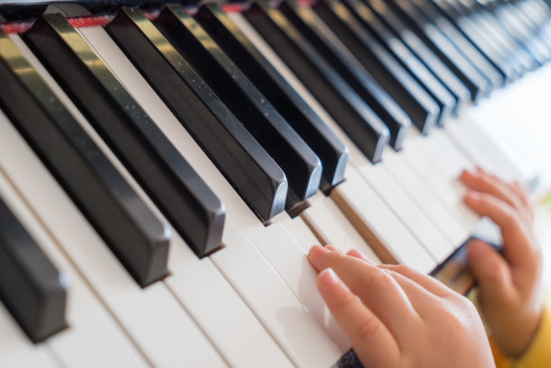 孩子们的手放在钢琴键上图片下载
