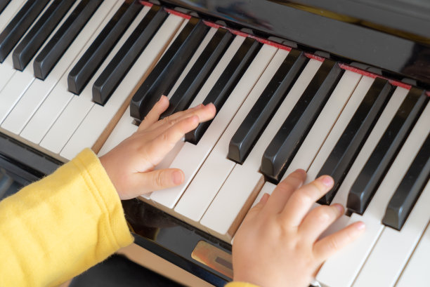 孩子们的手放在钢琴键上图片下载