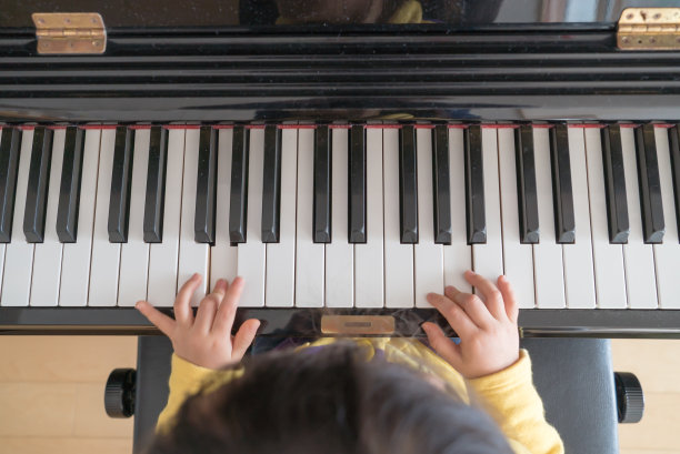 孩子们的手放在钢琴键上图片下载