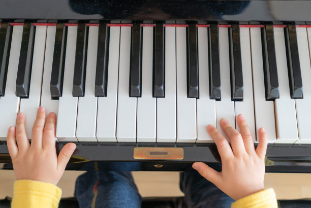 孩子们的手放在钢琴键上图片下载