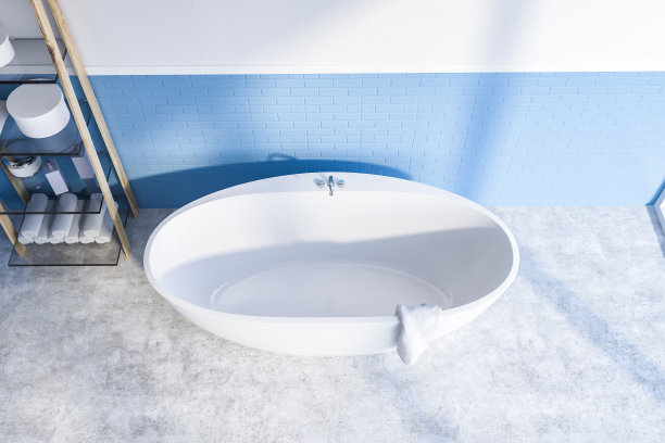 顶视图浴缸在白色和蓝色的浴室图片下载
