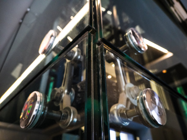 全透明的电梯轴展示了里面的所有技术图片下载