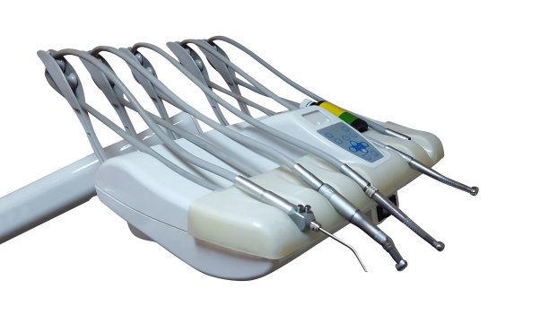 牙科诊所的专业牙医工具。口腔卫生与健康图片下载