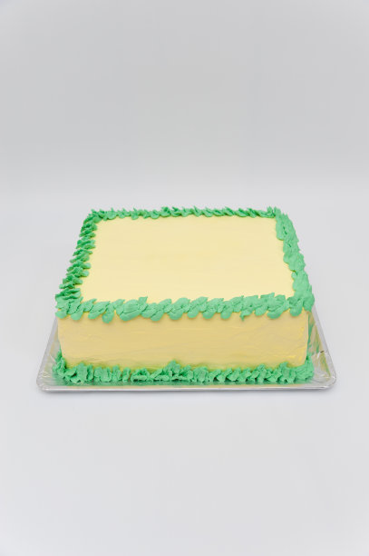 绿色和黄色的生日蛋糕。垂直的图像。前视图。图片下载