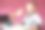 妈妈用勺子喂她漂亮的宝宝。健康的鸡汤图片下载