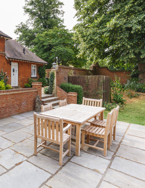 英国住宅庭院上的花园家具图片下载