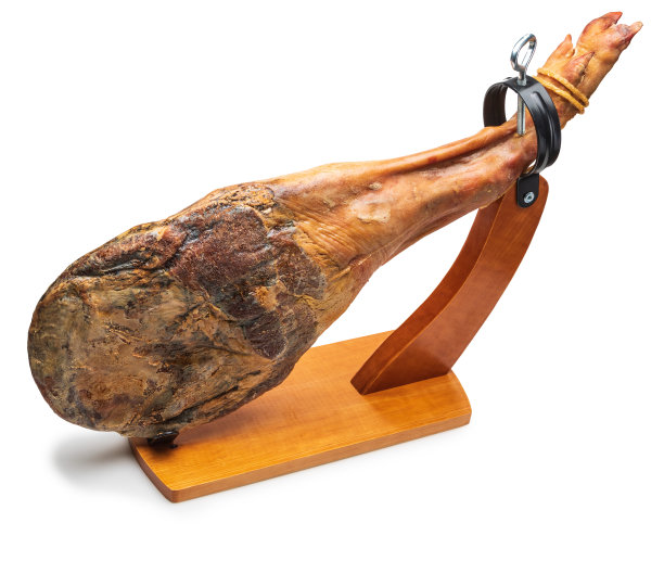 西班牙伊比利亚塞拉诺火腿的整条腿，木制支架(火腿)。孤立在白色背景上。图片下载