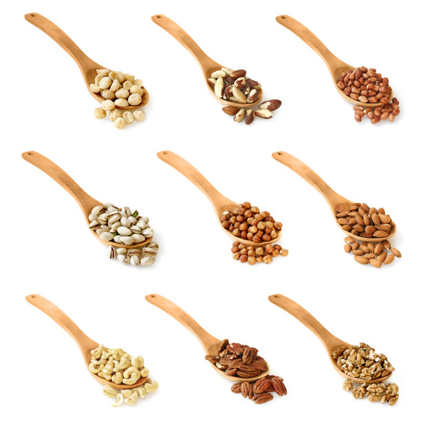 各种坚果拼贴在木勺:澳洲坚果，巴西坚果，花生，开心果，榛子，杏仁，腰果，山核桃，核桃图片下载