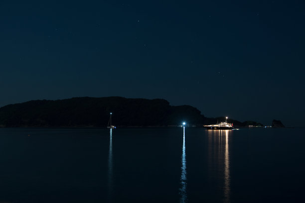 天空背景中的游艇和岛屿图片下载